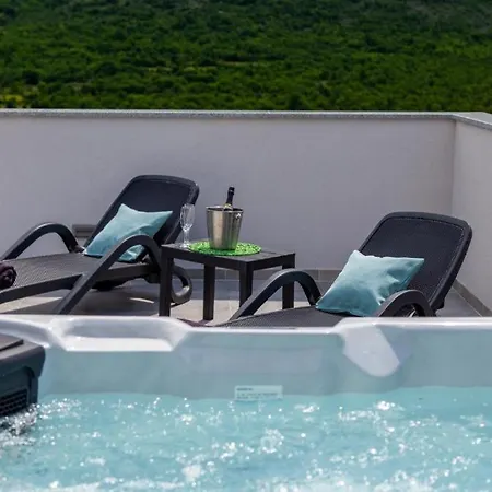 Starry Sky With Pool And Jacuzzi *